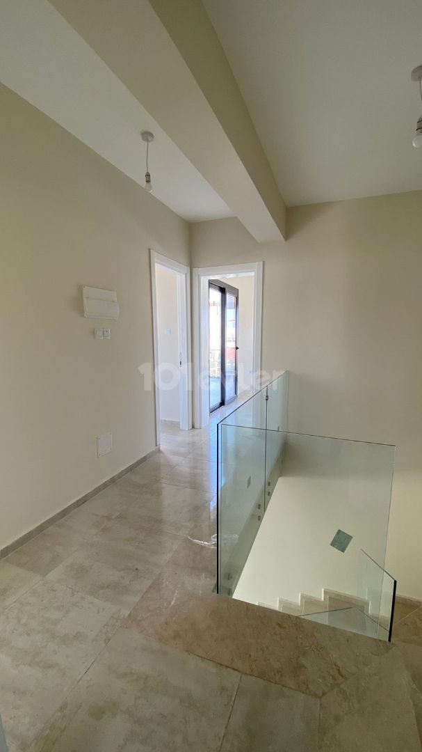 Brand new detached duplex villa in long beach