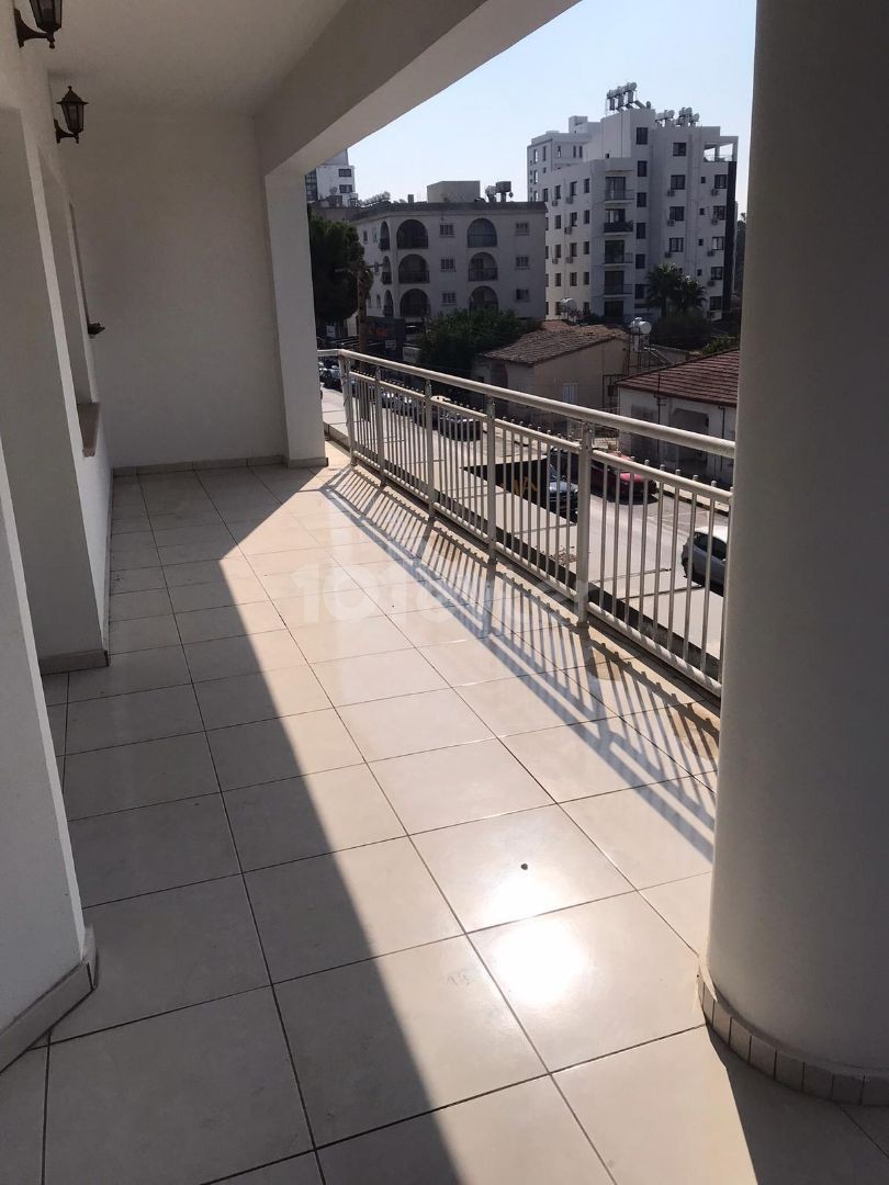  Lefkoşa Yenişehir'in merkezi lokasyonunda full eşyalı kiralık 3+1