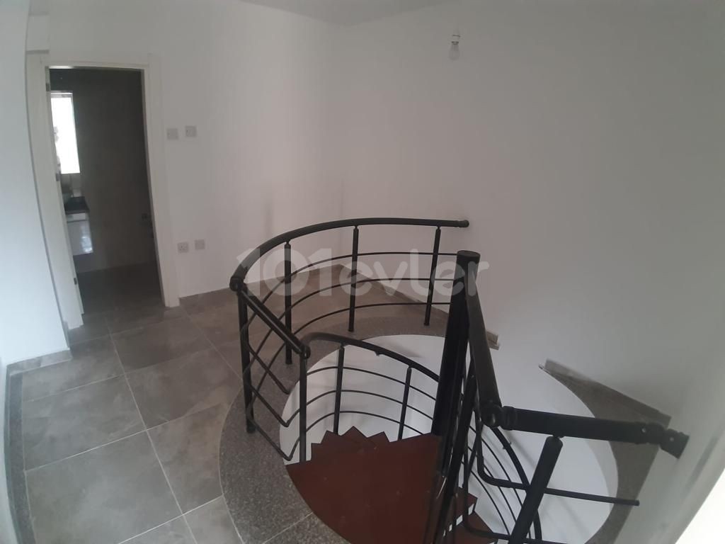 DUPLEX-WOHNUNG IN KYRENIA ALSANCAK GELEGENHEIT ** 