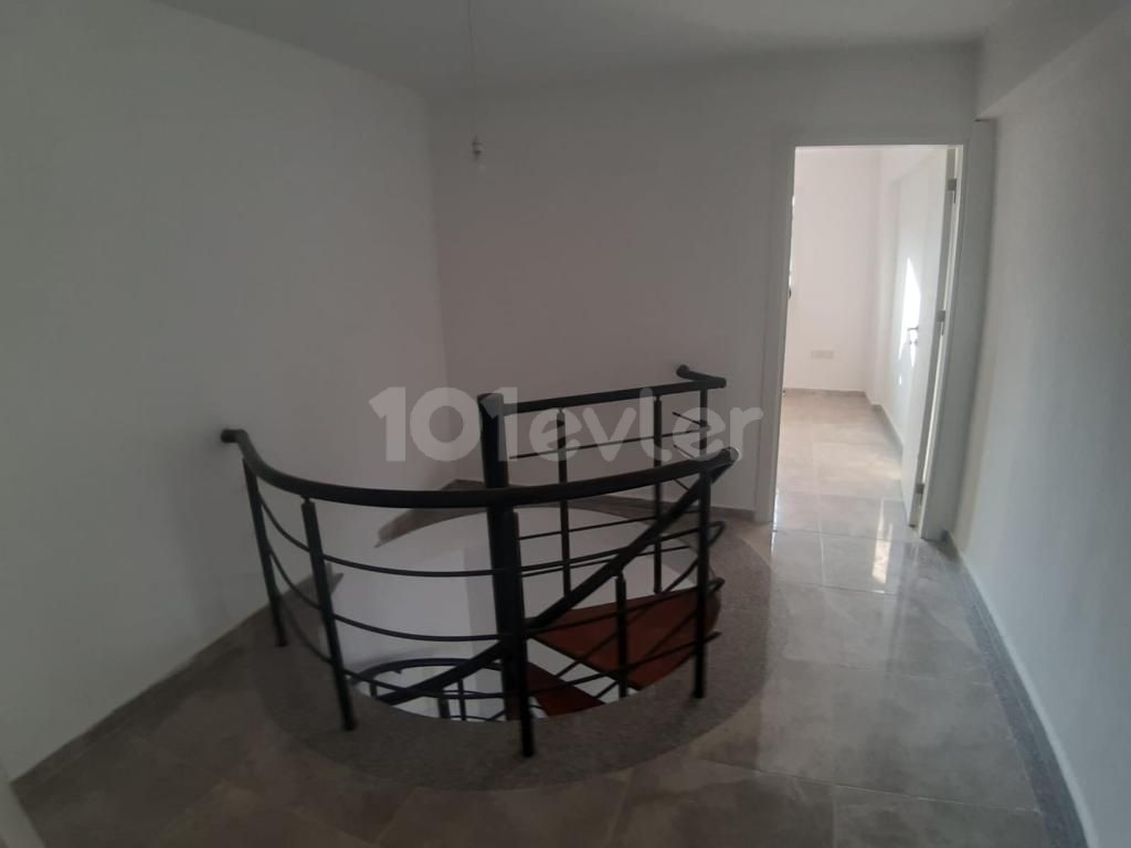 DUPLEX-WOHNUNG IN KYRENIA ALSANCAK GELEGENHEIT ** 