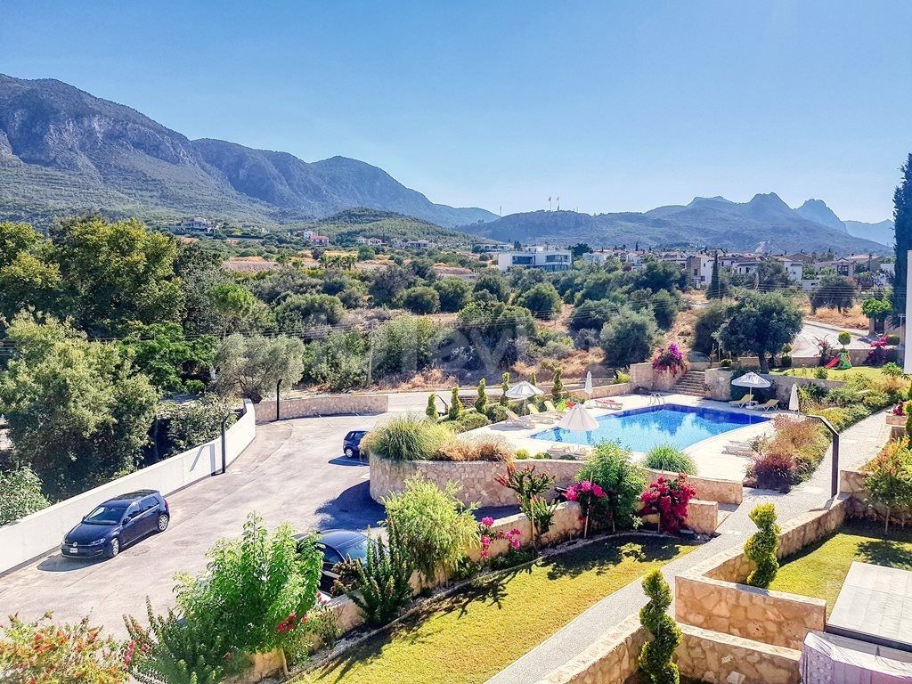 GIRNE BELLAPAIS 2+1 LUX IKIZ VILLA UST KAT - HAVUZLU SITE - DAG DENIZ MANZARALI