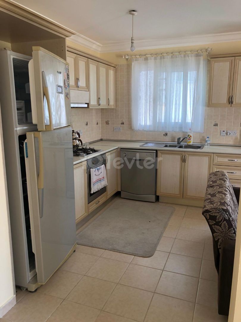 KYRENIA ZENTRUM 2 + 1 WOHNUNG ZU VERMIETEN 3. KAT ** 