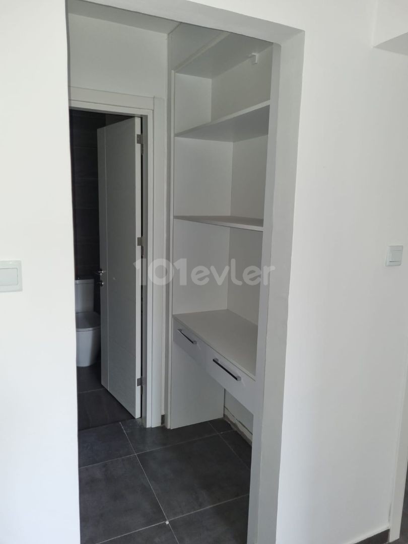 GİRNE DE EŞYASIZ 3+1 DAİRE ( EŞYALI £750 )