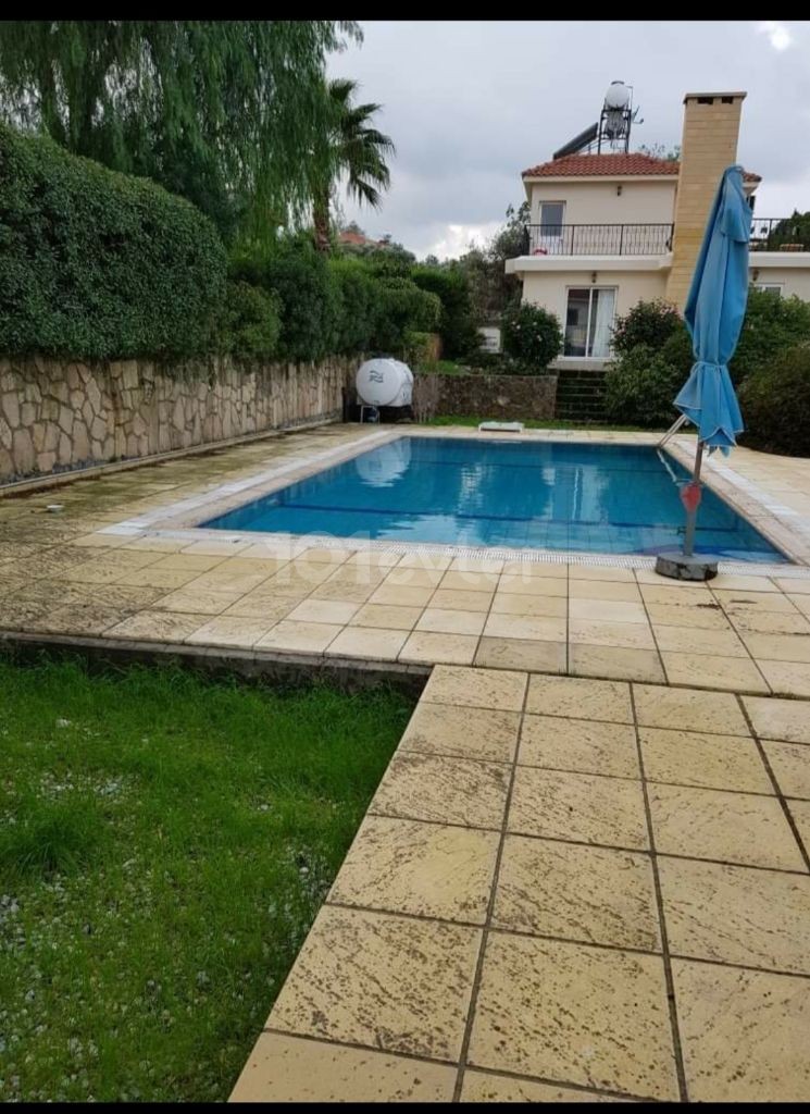 GİRNE/Karaoğlan -Edremit Bölgesinde Deniz ,Dağ ,  Manzaralı Özel Site İçerisinde Havuzlu 3+1 Teraslı Villa