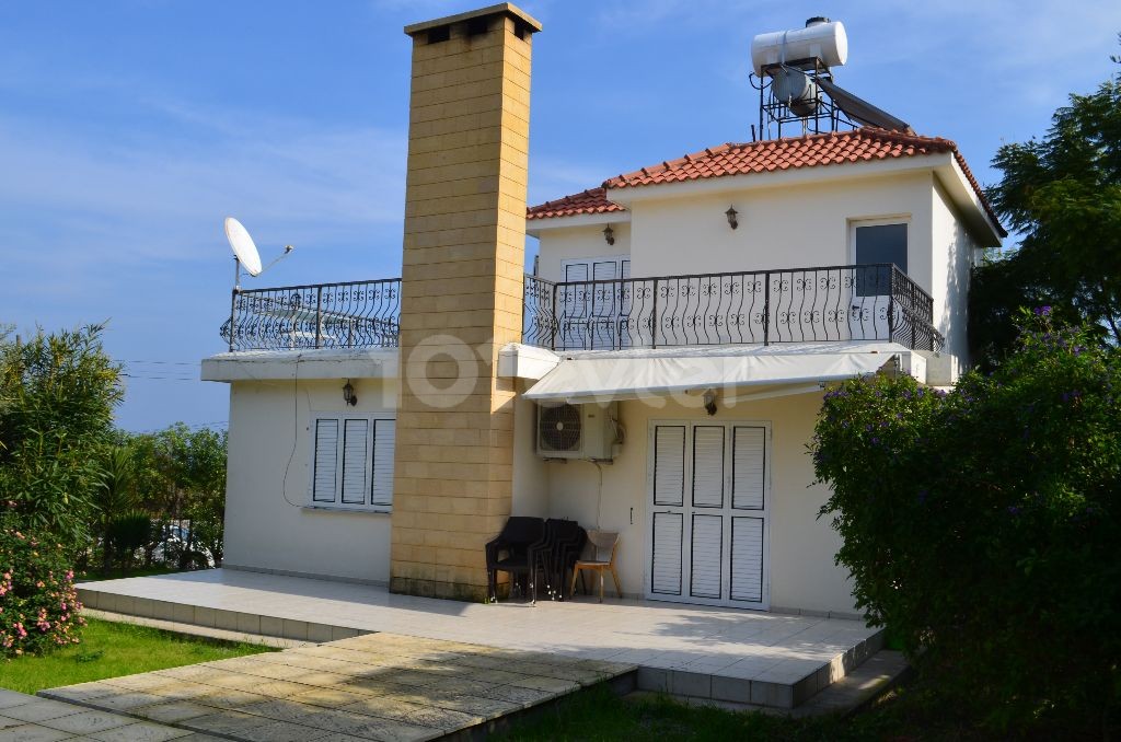 GİRNE/Karaoğlan -Edremit Bölgesinde Deniz ,Dağ ,  Manzaralı Özel Site İçerisinde Havuzlu 3+1 Teraslı Villa