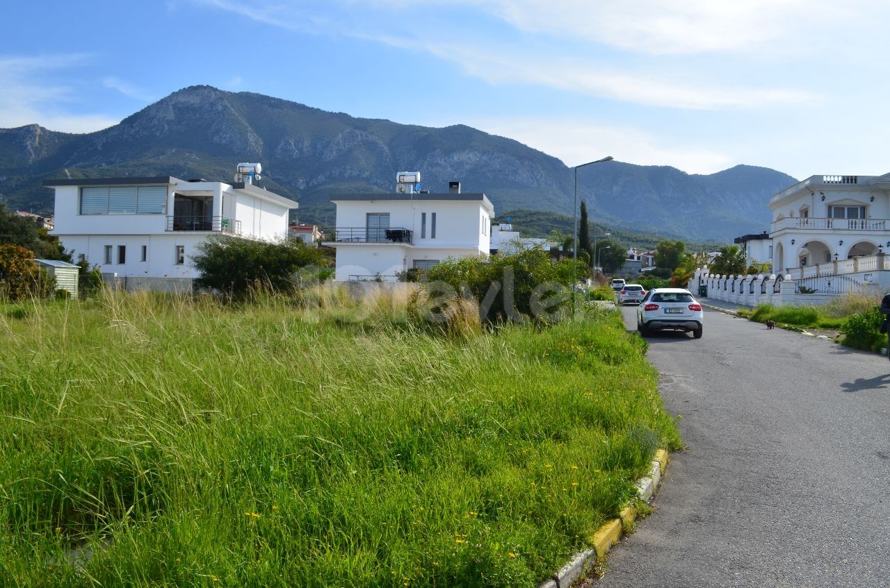 Eckgrundstück zum Verkauf in Kyrenia Bellapais ** 