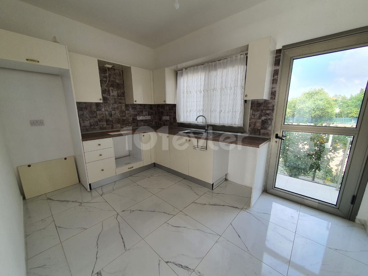 IN KYRENIA ALSANCAK  FOR SALE 2+1 WİTH A GARDEN APARTMENT 