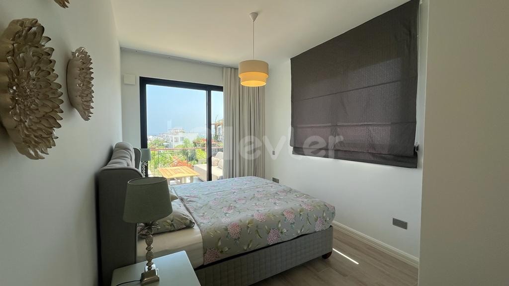 Bahçeli bölgesinde muhteşem Deniz ve Dağ manzaralı satılık güzel 2+1 penthouse