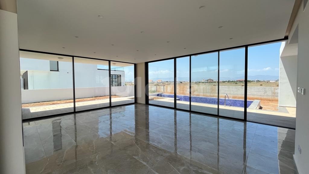Große und schöne 4+1-Villa im modernen Stil in der Region Yeniboğaziçi, nur 3 Minuten vom natürlichen Sandstrand Long Beach entfernt