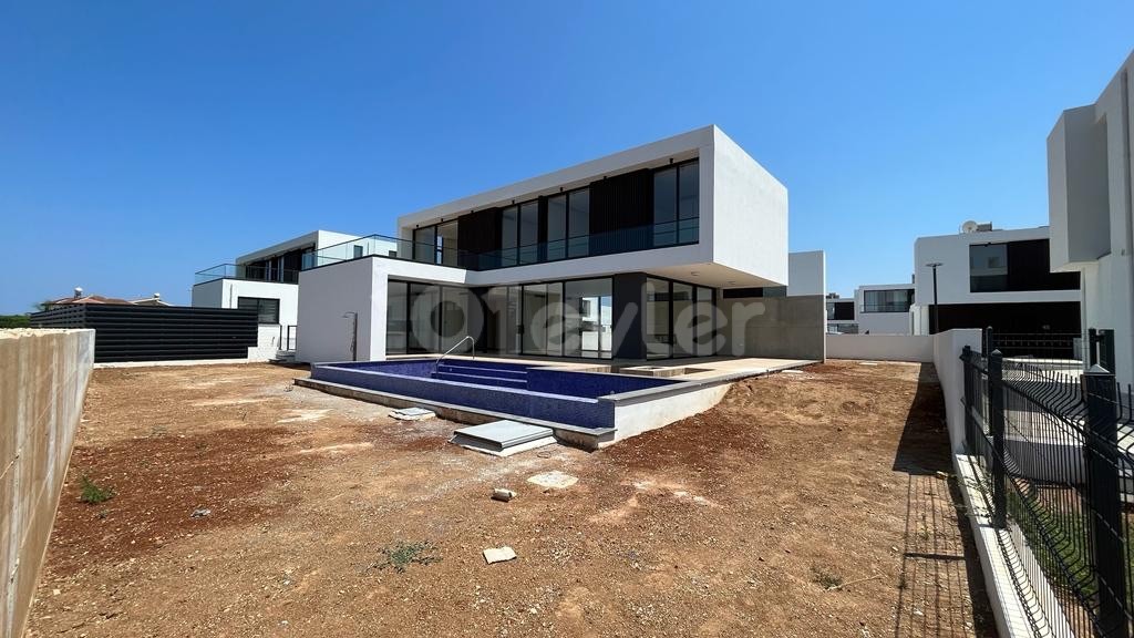 Große und schöne 4+1-Villa im modernen Stil in der Region Yeniboğaziçi, nur 3 Minuten vom natürlichen Sandstrand Long Beach entfernt