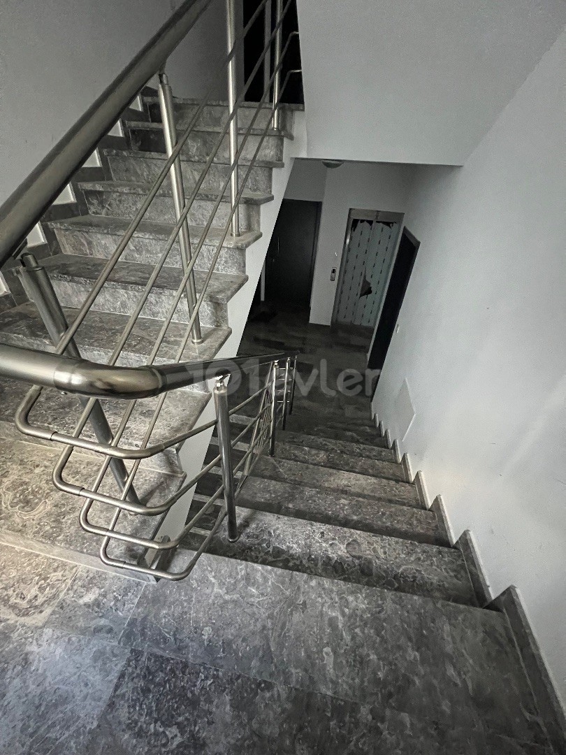 LEFKOŞA/GÖNYELİ DE ASANSÖRLÜ GENİŞ MANZARALI TERASLI MERKEZİ KONUM SATILIK 2+1 PENTHOUSE.. 0533 859 21 66