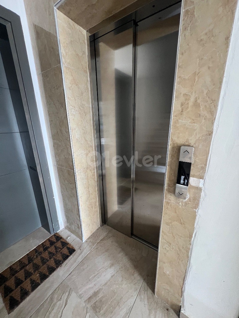 پنت هاوس جدید 2+1 با آسانسور برای فروش در نیکوزیا/KÜÇÜKKAYMAKLI..0533 859 21 66