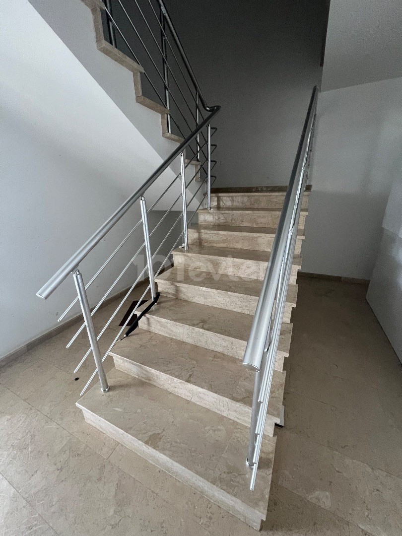 VOLLSTÄNDIG MÖBLIERTE 2+1-WOHNUNG ZU VERMIETEN IN NICOSIA/GÖNYELİ. 0533 859 21 66