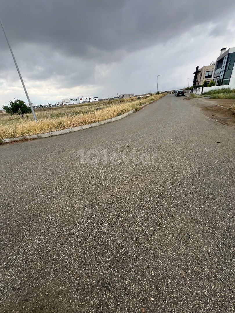 930 m2 LAND FOR SALE WITHIN CONSTRUCTION IN GİRNE/DIKMEN, OPEN FOR DEVELOPMENT, 35% USE, 2 FLOOR PERMISSION..0533 859 21 66