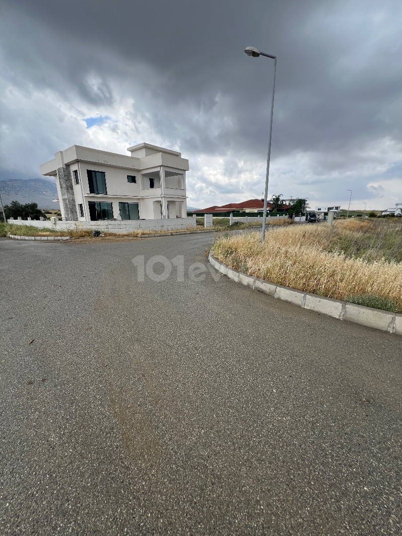 930 m2 LAND FOR SALE WITHIN CONSTRUCTION IN GİRNE/DIKMEN, OPEN FOR DEVELOPMENT, 35% USE, 2 FLOOR PERMISSION..0533 859 21 66