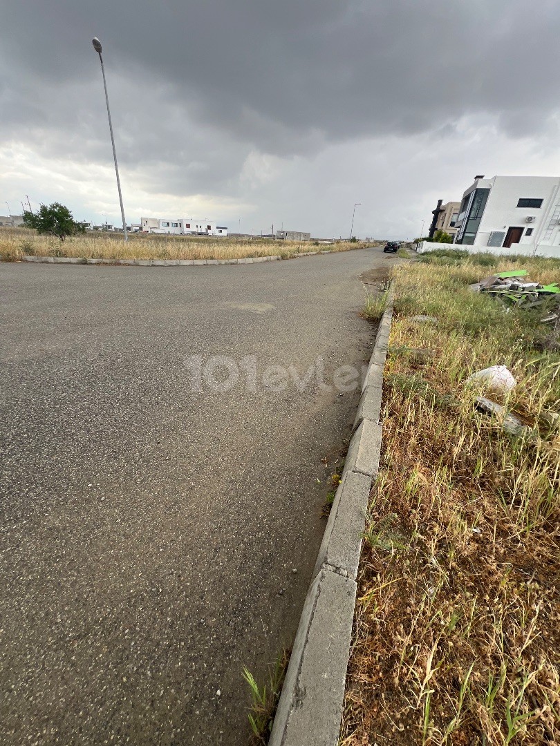 930 m2 LAND FOR SALE WITHIN CONSTRUCTION IN GİRNE/DIKMEN, OPEN FOR DEVELOPMENT, 35% USE, 2 FLOOR PERMISSION..0533 859 21 66