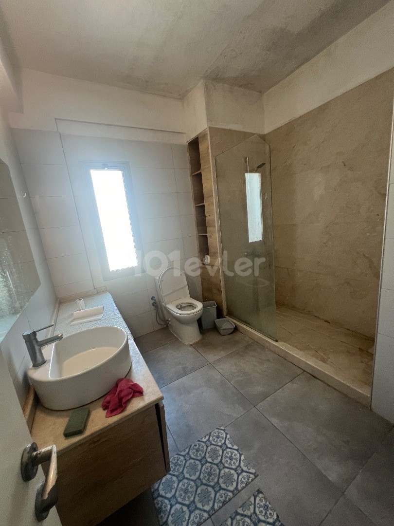 TÜRKISCHES KOÇAN, KOMPLETT MÖBLIERTE, SEHR GERÄUMIGE 2+1-WOHNUNG ZUM VERKAUF IN NICOSIA/ORTAKÖY GEGENÜBER DEM DEREBOYU CD SO PASHA HOTEL..0533 859 21 66