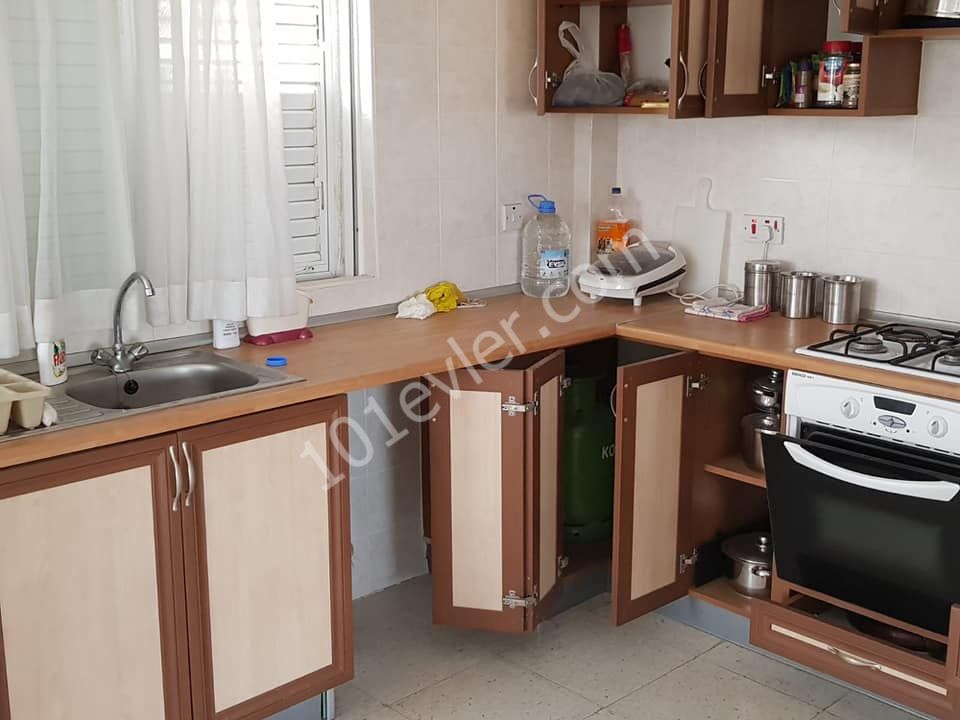 Gönyeli de duraklara 5 dk yürüyüş mesafesinde 3+1 kiralık villa