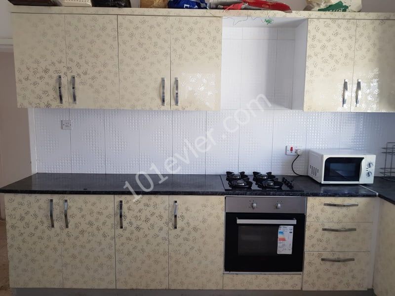 Gönyeli de Marmaris Sk. Levent Apt. 9/B D/8 market ve duraklara yürüyüş mesafesin de 3+1  kiralık daire