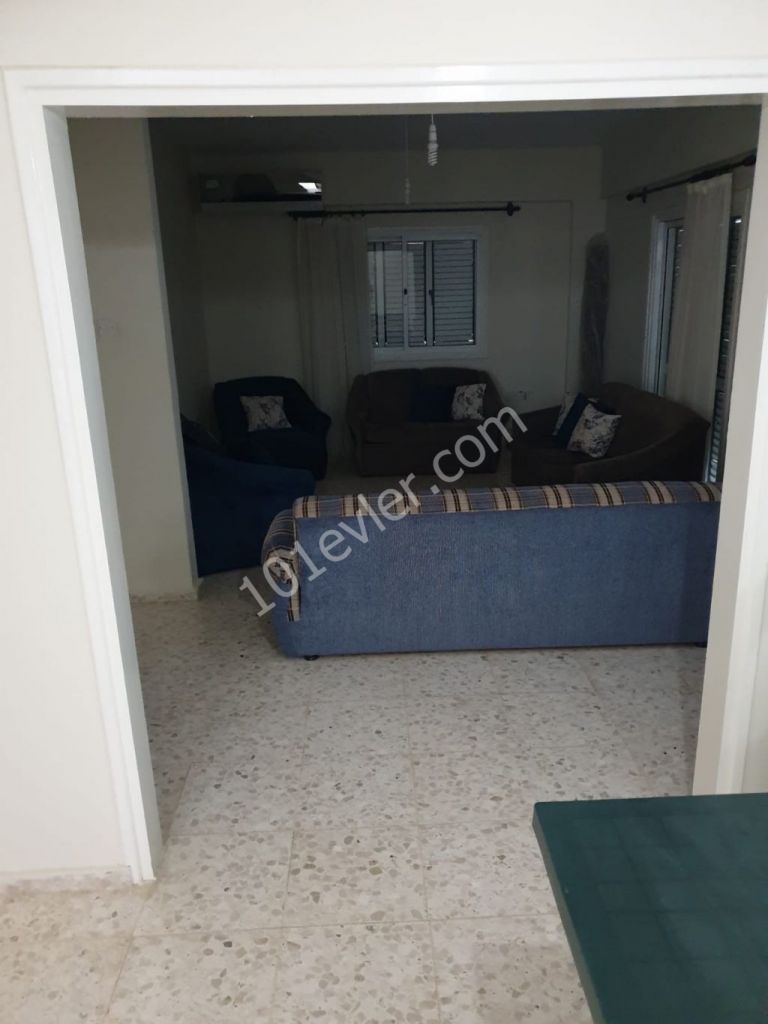 Yenikent ziraat bankası arkasında 190 m2 kız öğrenciye kiralık 3+1 daire