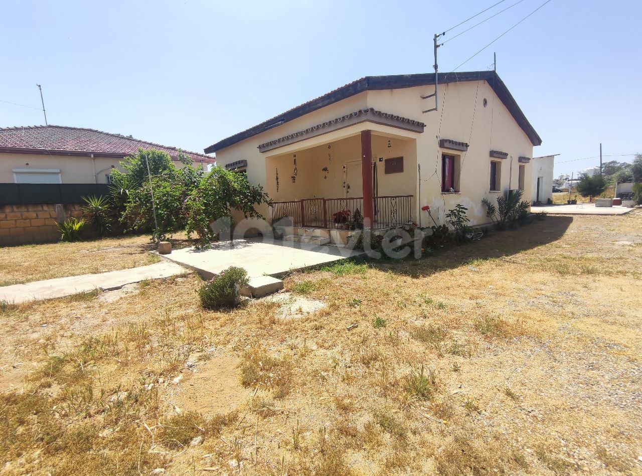 A DETACHED HOUSE WITH A GARDEN OF 940 SQUARE METERS IN ALAYKOY ** 