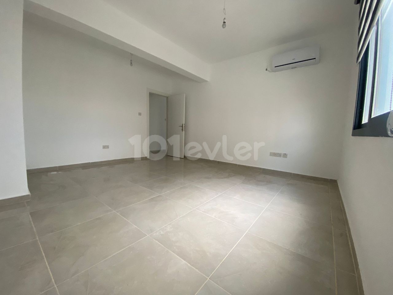 1+1 FLAT FRESH TO THE MAIN ROAD AT THE ENTRANCE OF GÖNYELİ