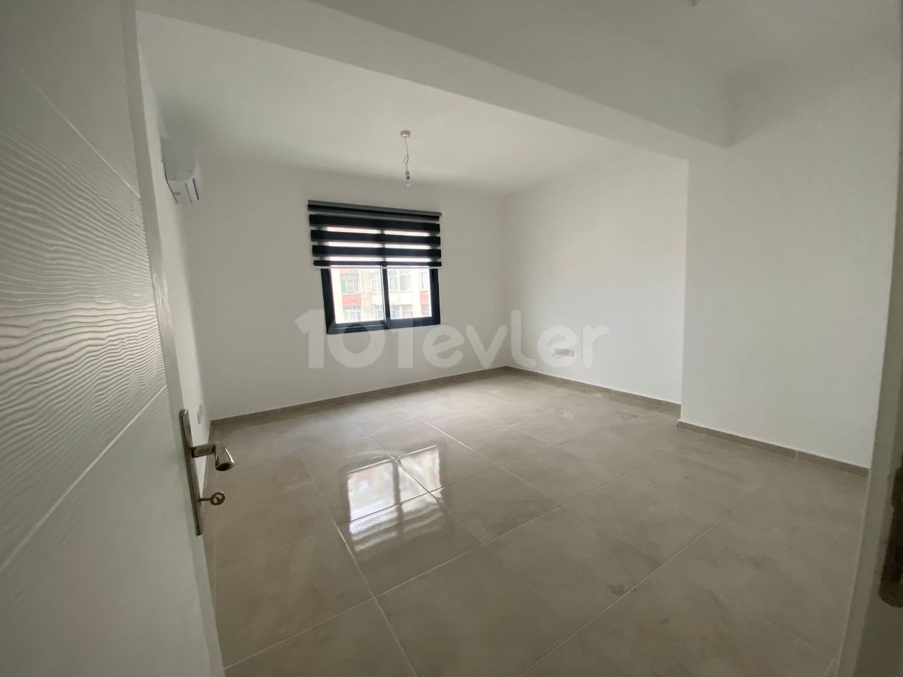 1+1 FLAT FRESH TO THE MAIN ROAD AT THE ENTRANCE OF GÖNYELİ