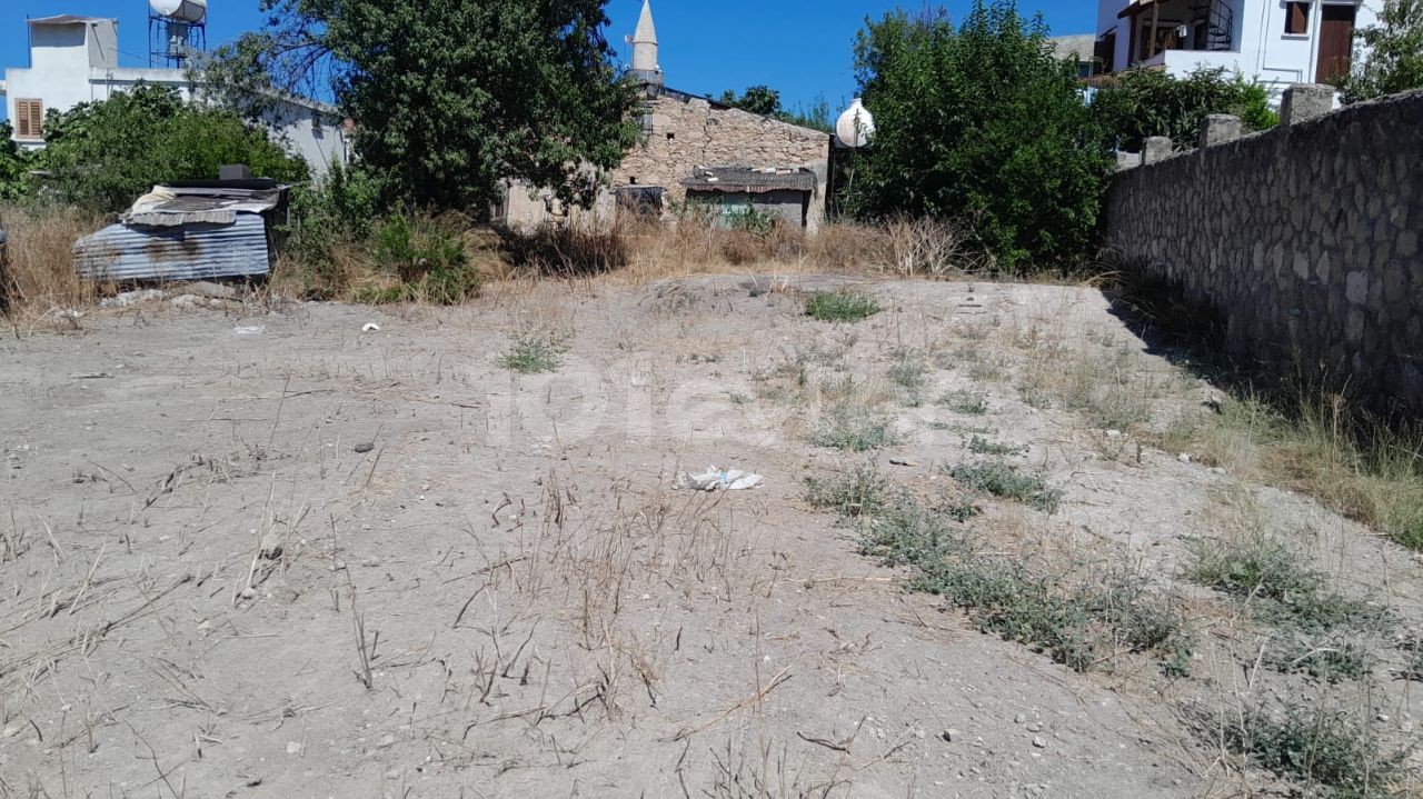 995 m2 Plot with Turkish title right in the middle of Ozanköy
