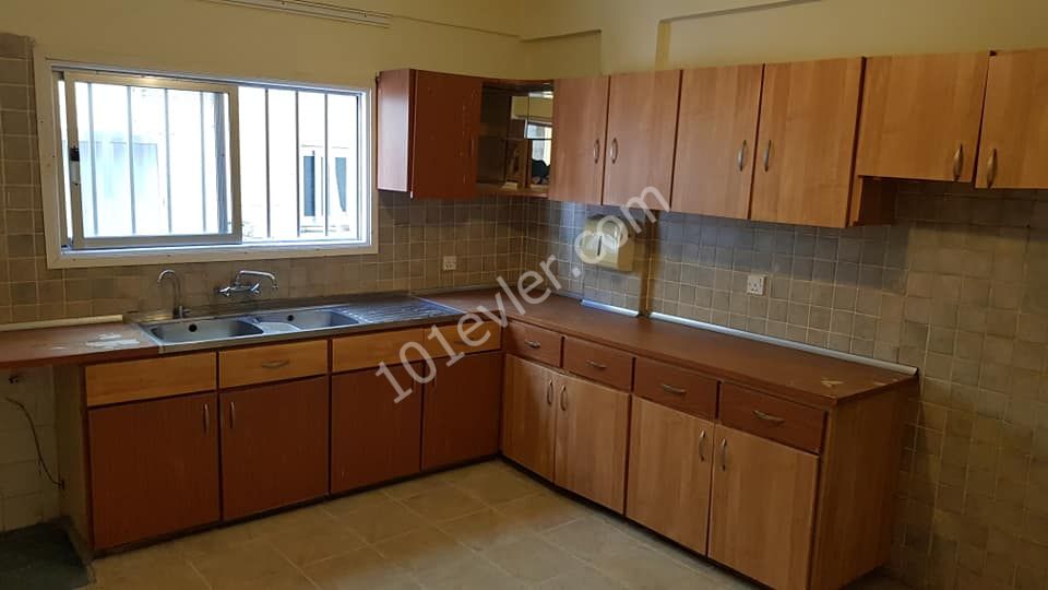 Detached House To Rent in Göçmenköy, Nicosia