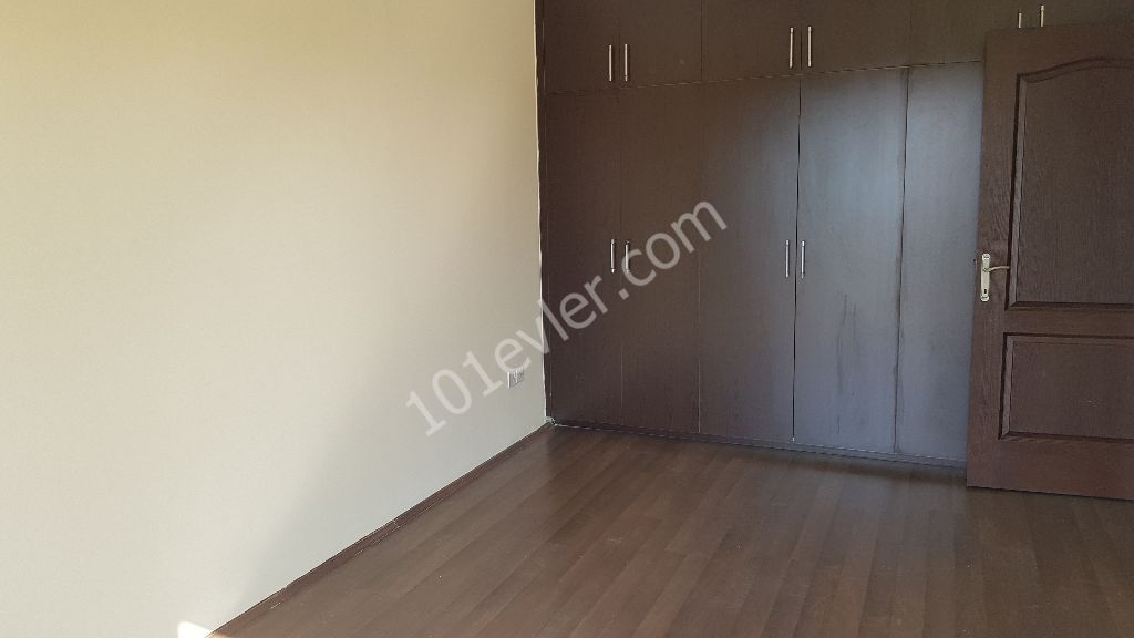 THE SMALL CREAM CENTER IS ALSO 3+1 3 WITH A SIZE OF 135 M2, WHICH DOES NOT REQUIRE ANY EXPENSES. FLOOR APARTMENT ** 