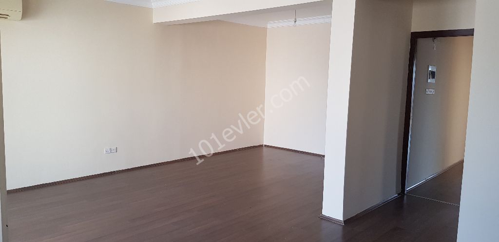 KÜÇÜK KAYMAKLI MERKEZ DE HİÇBİR MASRAF GEREKTİRMEYEN 135 M2 BÜYÜKLÜGÜN DE 3+1  3. KAT DAİRE