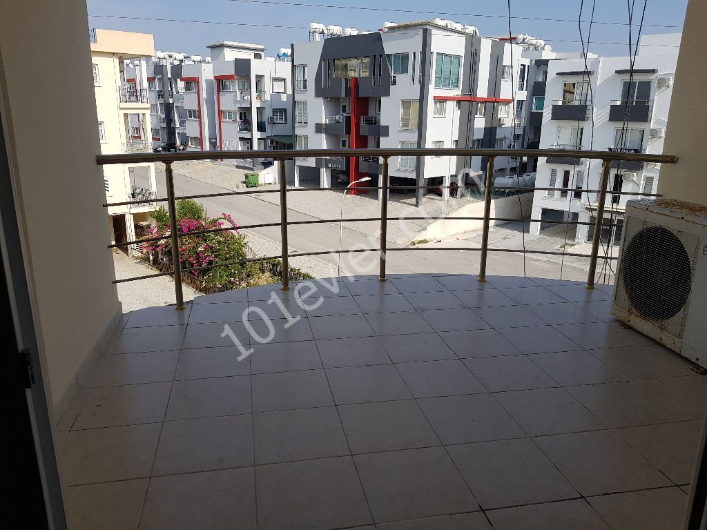 KÜÇÜK KAYMAKLI MERKEZ DE HİÇBİR MASRAF GEREKTİRMEYEN 135 M2 BÜYÜKLÜGÜN DE 3+1  3. KAT DAİRE