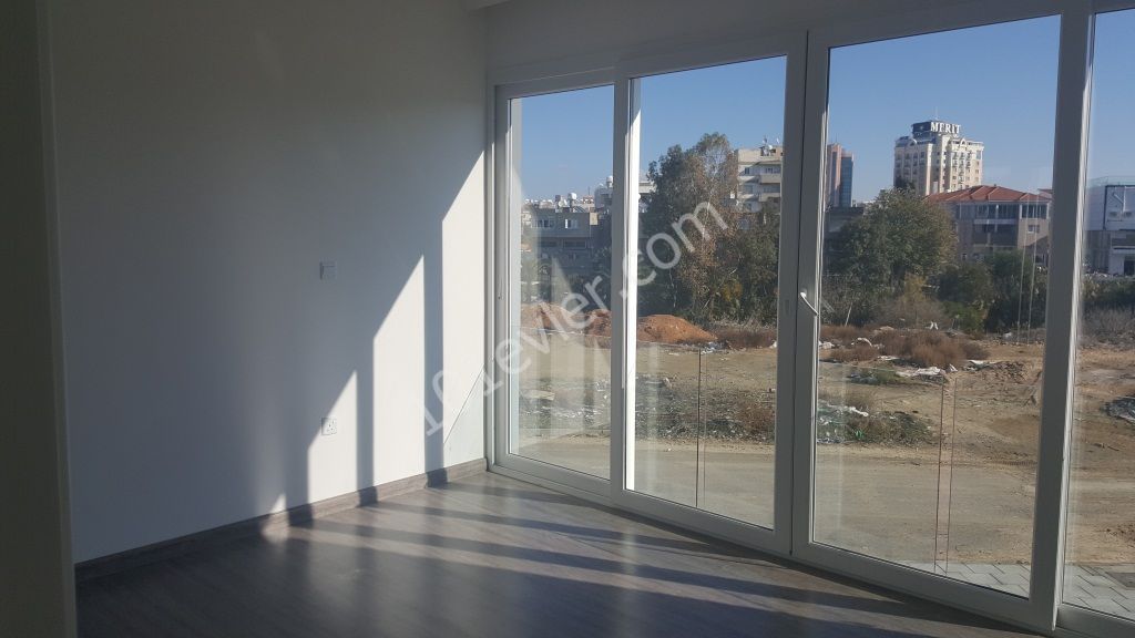 LEFKOŞA DEREBOYU CADDESİNDE KİRALIK EŞYASIZ EN SUİT 3+1 DAİRELER İR:  444 36 55 