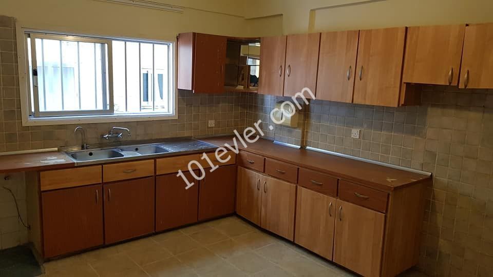 Detached House To Rent in Göçmenköy, Nicosia