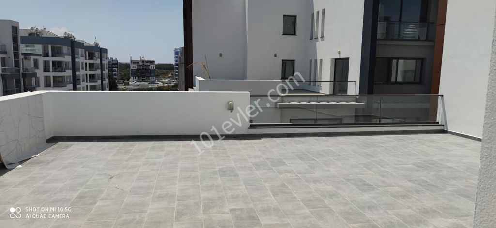 DEREBOYUNA YÜRÜYÜŞ MESAFESİNDE SATILIK 90M2 KAPALI 90 M2TERAS ALANINA SAHİP TÜRK KOÇANLI LÜKS PENTHOUSE MODERN MİMARİ 1.SINIF İSCİLİGE SAHİP 82.000 STG YE SAHİP OLABİLİRSİNİZ…