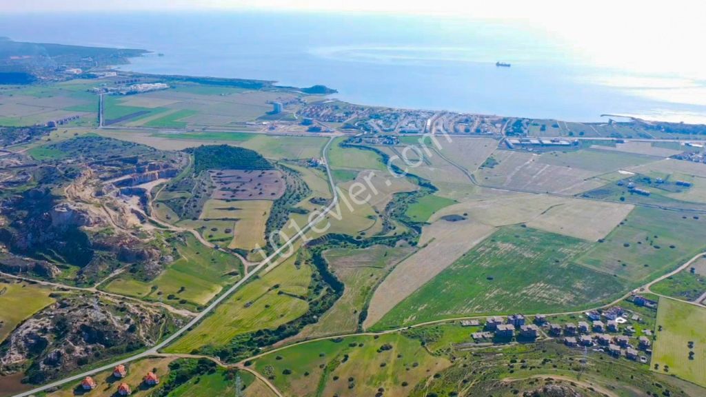 İskele Boğaz Bölgesi – Satılık Arsalar  Deniz manzaralı arsa sahibi olmak için fırsat bu fırsat İskele Boğaz’da, hızla değer kazanan bir konumda yer alan arsalarımız, sadece 5000 STG peşinat ve 30 aya varan faizsiz taksit imkanı ile Emlak Kıbrıs’ta