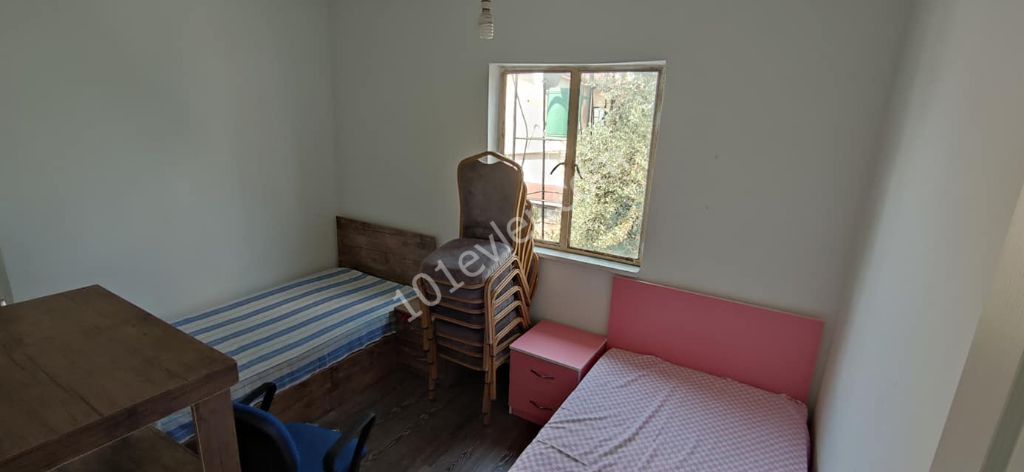 Göçmenköy'de Satılık 2 yatak Odalı Bahçeli Göçmen Evi Hiç bir Tadilat Gerektirmeyen Krediye Uygun Türk Koçanlı