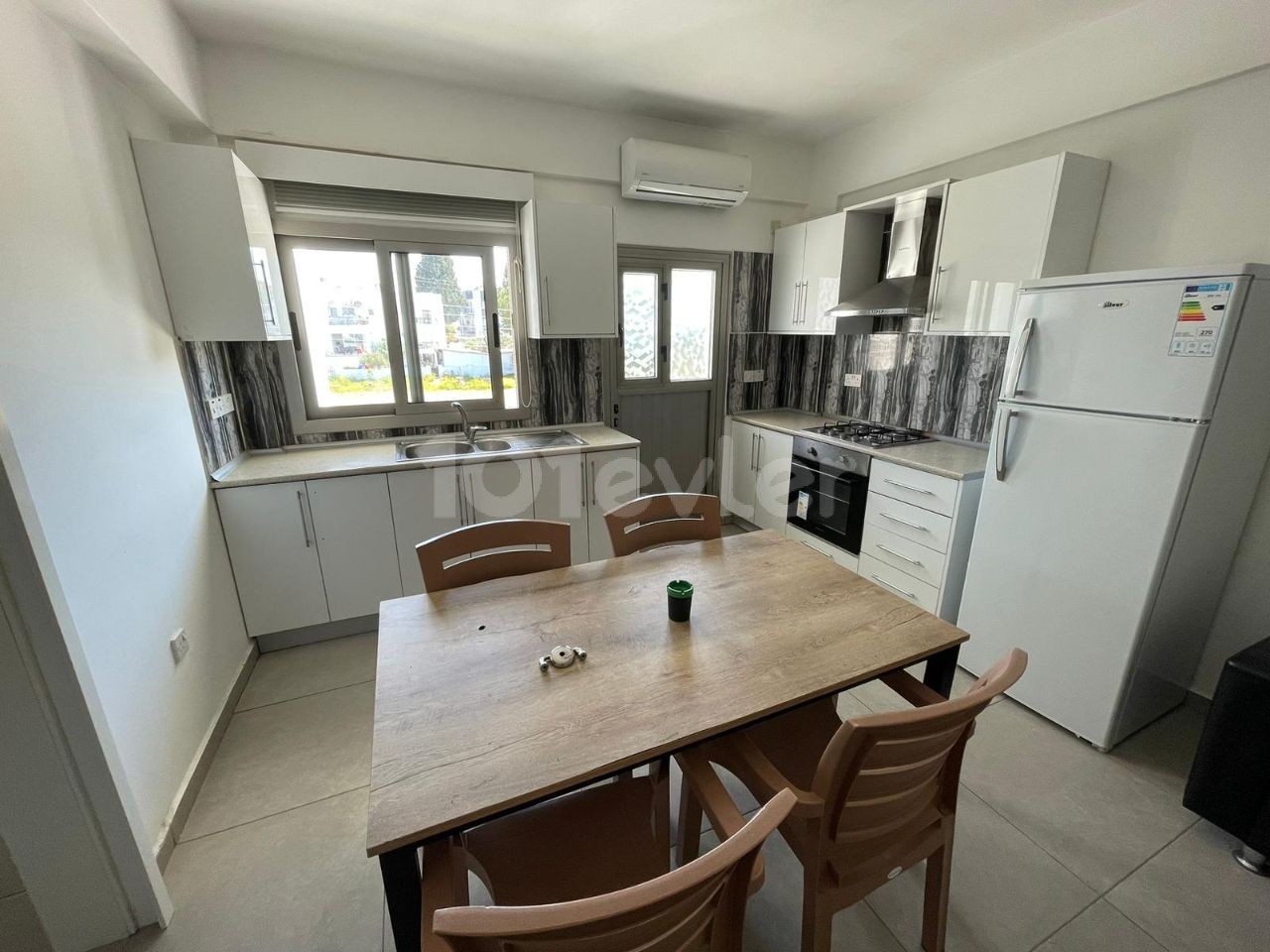AN UNMISSABLE INVESTMENT OPPORTUNITY WITH ITS TENANT IN A NEW GROUND-FLOOR APARTMENT WITH A TOTAL OF TWO FLOORS OF GARDEN 50 METERS FROM THE MAIN STREET IN NICOSIA HAMITKOY ** 