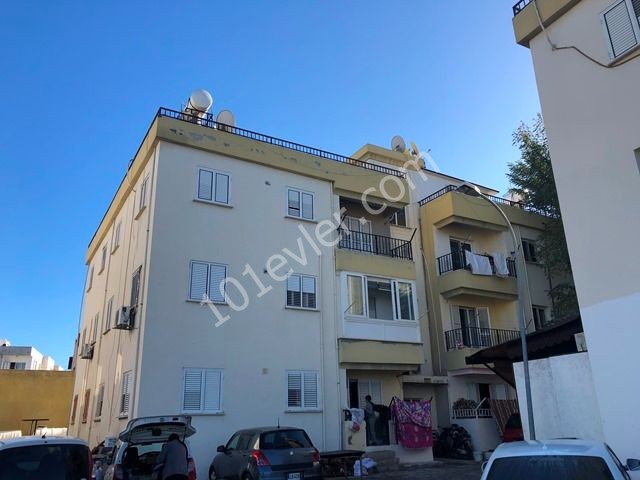 2+1 APARTMENT WITHIN WALKING DISTANCE TO THE MAIN ROAD IN THE CENTER OF KÜCÜK KAYMAKLI ** 