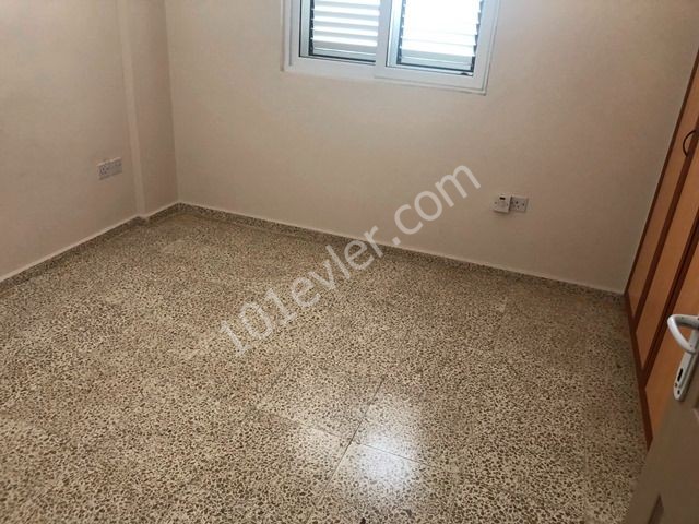 2+1 APARTMENT WITHIN WALKING DISTANCE TO THE MAIN ROAD IN THE CENTER OF KÜCÜK KAYMAKLI ** 