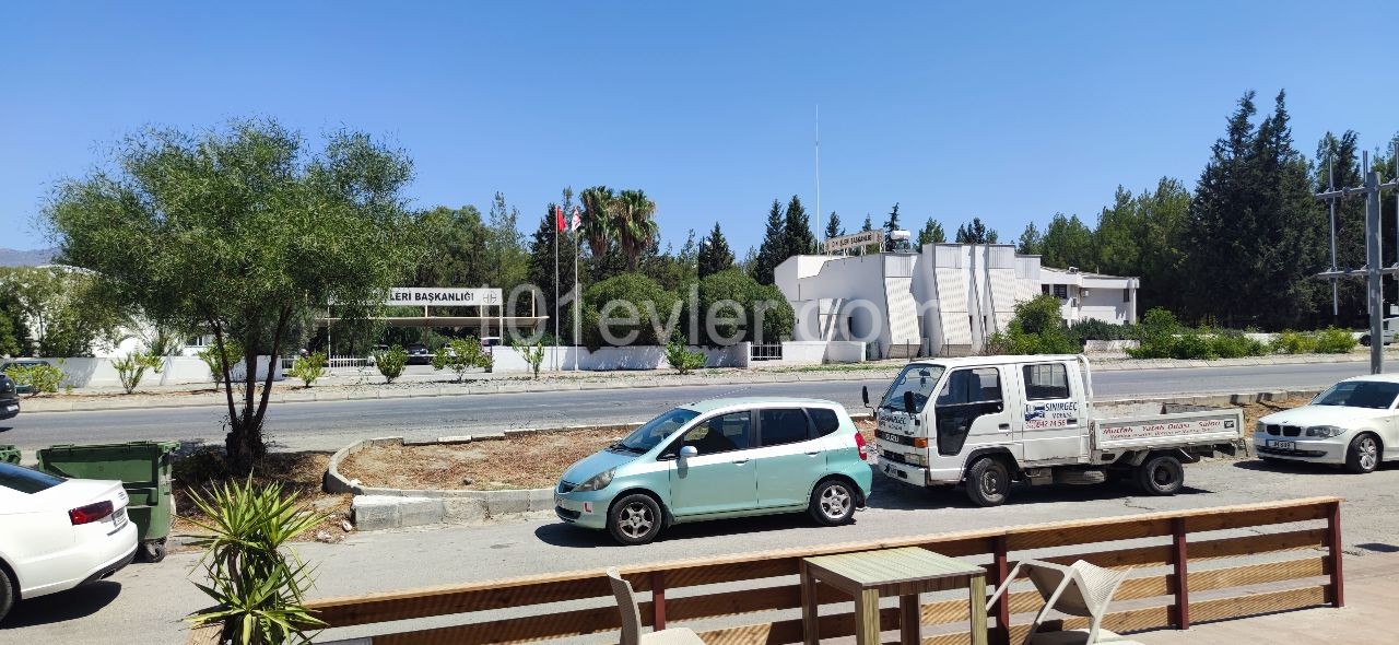 LEFKOŞANIN KALBİNDE KÜÇÜK KAYMAKLI HAMİTKÖY ANA YOLU ÜZERİNDE TABELLA DEGERİ ÇOK YÜKSEK KİRALIK DÜKKAN