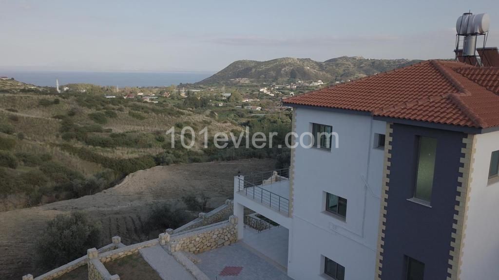  Lefke Yeşilırmak Bölgesinde Taşınmaya Hazır Türk Koçanlı Muhteşem Deniz ve Dag Manzaralı Önü Kesilmez Cepheli 1 Dönüm Arazi İçerisinde Lük Villla 