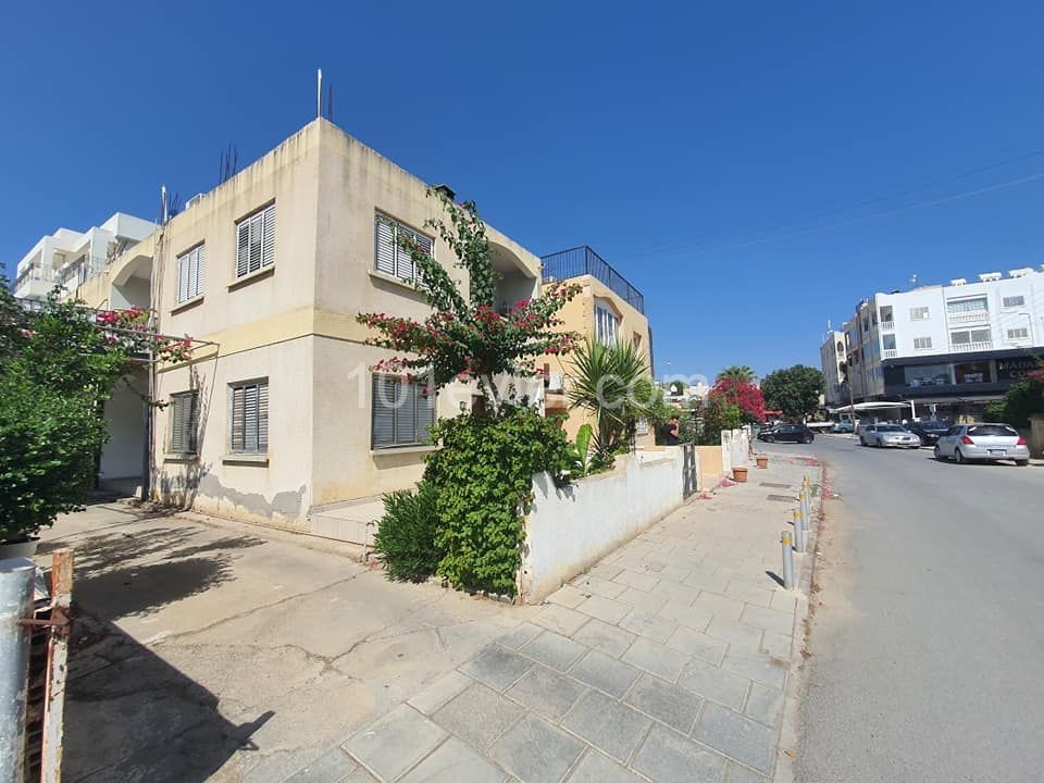 NICOSIA TAŞKINKÖY BUSINESS BANK BEHIND THE GROUND FLOOR A PARTIALLY FURNISHED APARTMENT IS AVAILABLE TO BE AN OFFICE IN A FAIRLY BUSY AREA WITH NO PARKING PROBLEM FOR 4500TL ** 