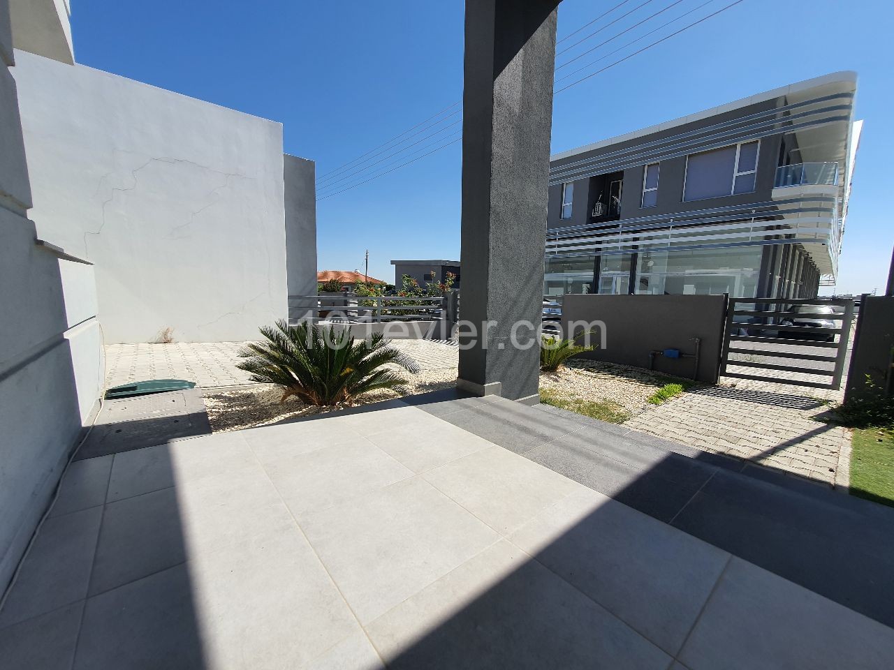 LEFKOSA YA 10 IS A 5-MINUTE WALK FROM ERÜLKÜ SUPERMARKET, A 5-MINUTE WALK FROM THE AIRPORT, A 3 +1 ONE-STORY GROUND HOUSE WITH A SPACIOUS PAID-FOR FRONT AND REAR GARDEN THAT DOES NOT REQUIRE ANY MAINTENANCE AND RENOVATION ** 