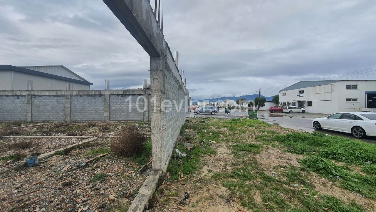 Auf einem Gesamtgrundstück von 800 M2 im Industriegebiet von Nicosia ALAYKÖY werden Balken,Säulen und Brigaden mit einer geschlossenen Fläche von 550 m2 gebaut.ES PASST ZU SEINER KONSTRUKTION ... ** 