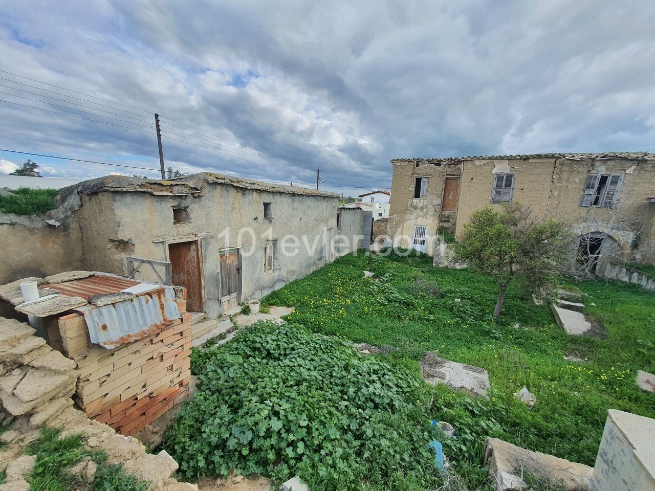 OLD VILLAGE HOUSE ON A CORNER LAND IN MERİÇ VILLAGE, NICOSIA. BARGAIN FLOOR HOUSE IN APPROX. ** 