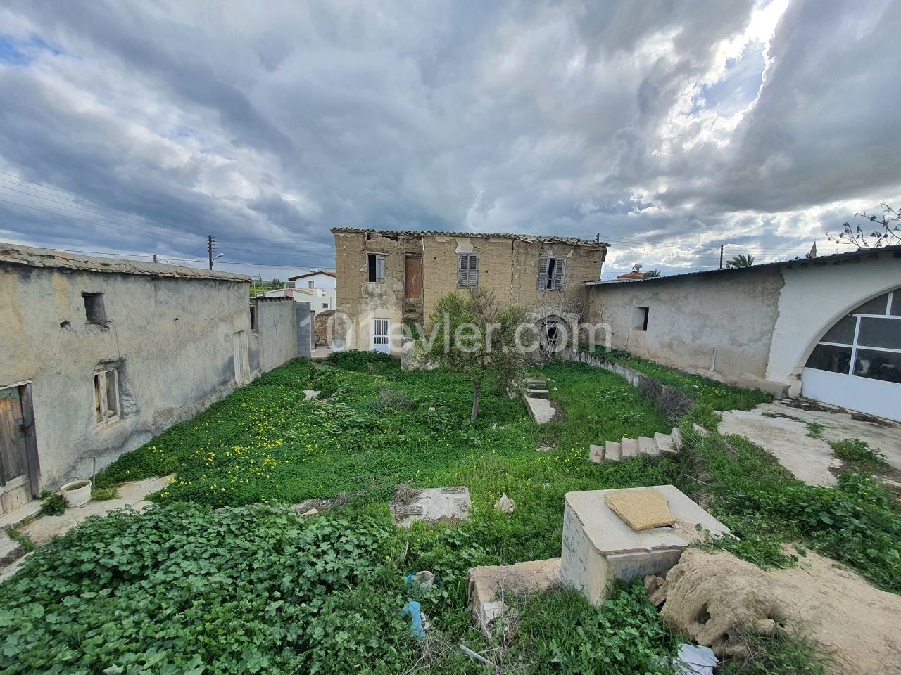 OLD VILLAGE HOUSE ON A CORNER LAND IN MERİÇ VILLAGE, NICOSIA. BARGAIN FLOOR HOUSE IN APPROX. ** 