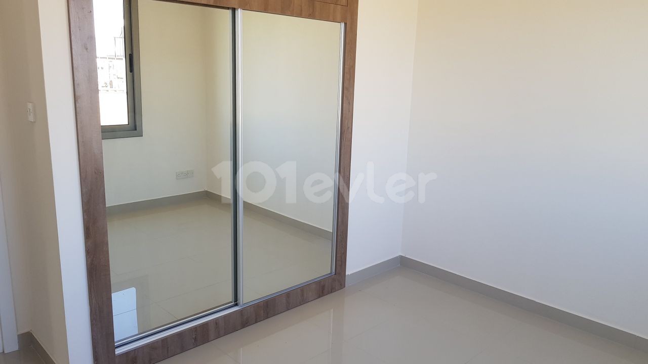 GÖÇMENKÖY MERKEZDE VİLLA GENİŞLİGİNDE 142 M2 3+1 ARA KAT DAİRE VE PENTHOUS SECENEGİ