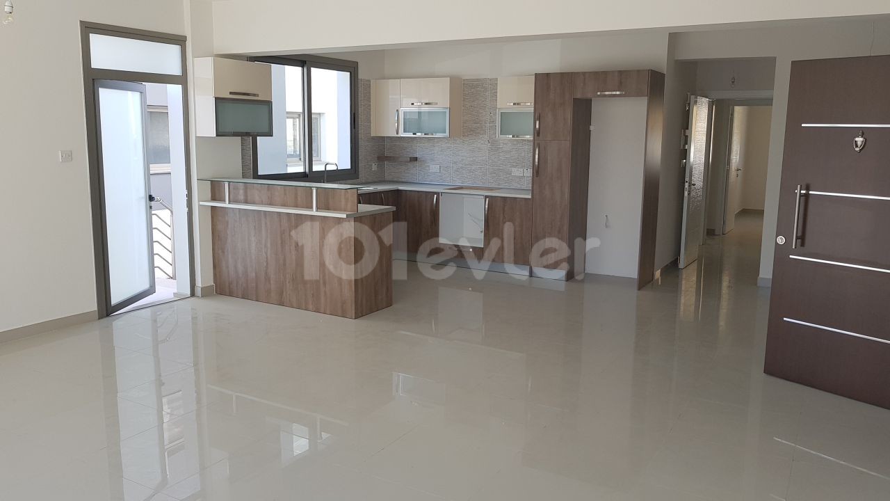 GÖÇMENKÖY MERKEZDE VİLLA GENİŞLİGİNDE 142 M2 3+1 ARA KAT DAİRE VE PENTHOUS SECENEGİ