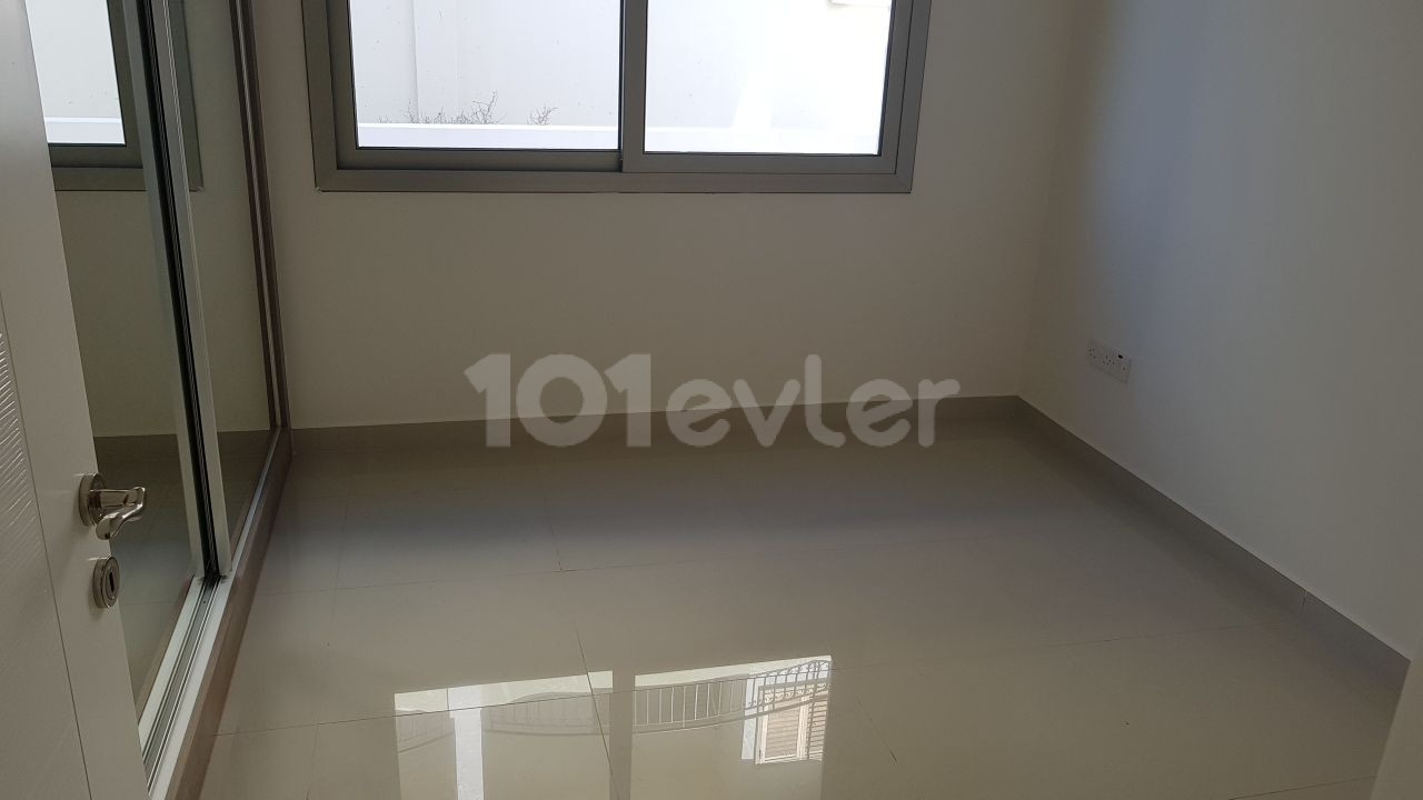 GÖÇMENKÖY MERKEZDE VİLLA GENİŞLİGİNDE 142 M2 3+1 ARA KAT DAİRE VE PENTHOUS SECENEGİ